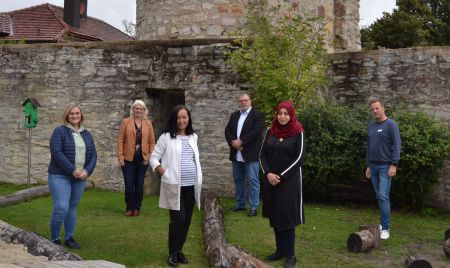 Gemeinsam machen sie sich für die Sprachbildung von Kindern stark - Andrea Dreier (Leitung kath. Kita Don Bosco), Claudia Holle (Geschäftsführung der Osthushenrich-Stiftung), Dr. Gulshat Ouadine (Projektkoordination Rucksack KiTa), Bernhard Lünz (Geschäftsführung Kommunales Integrationszentrum im Bildungs- und Integrationszentrum Kreis Paderborn), Hind Naser Abdulhussein (Elternbegleiterin im Programm Rucksack KiTa in Büren) und Markus Heßbrügge ( pädagogische Regionalleitung, Katholische Kindertageseinrichtungen Hochstift) Foto: Bildungs- und Integrationszentrum Kreis Paderborn zu sehen sind die Beteiligten